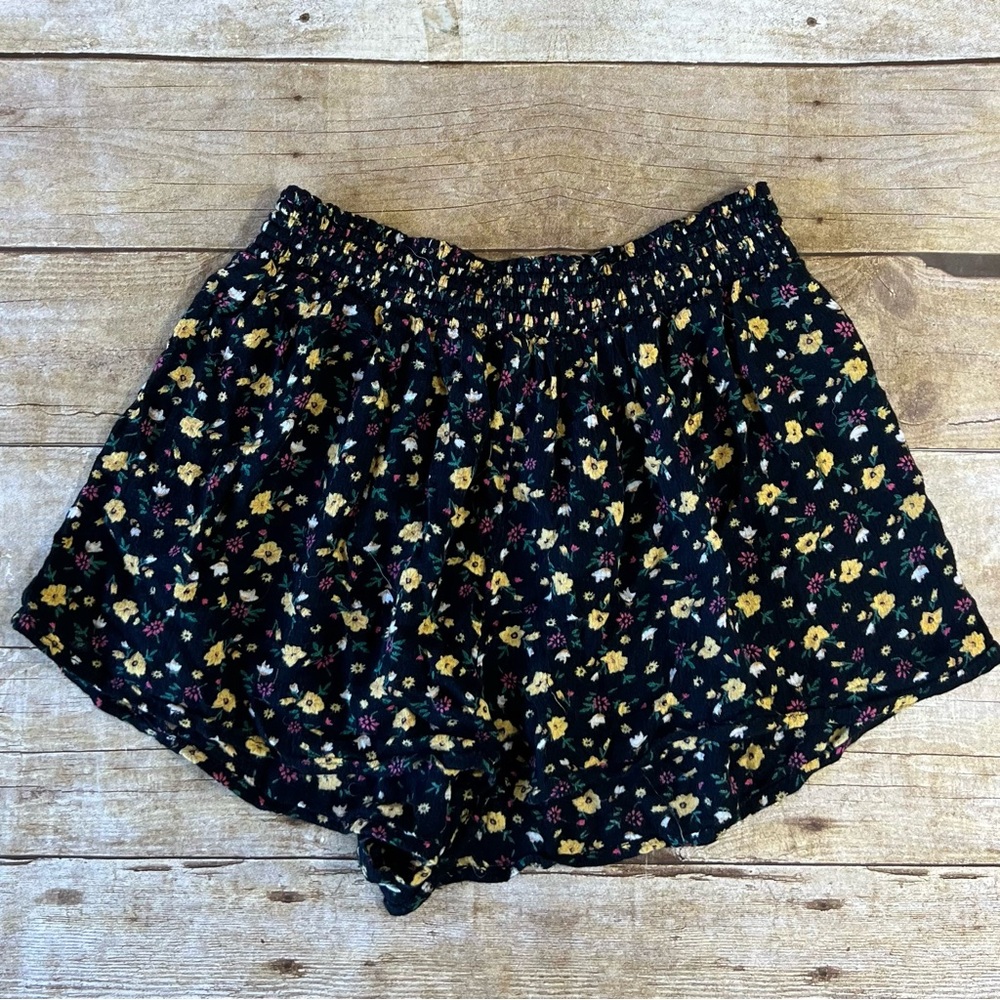 Ecote Urban Outfitters Black Floral Smocked Waist Flowy Shorts Womens Medium‎